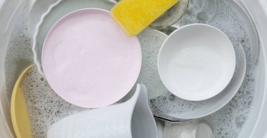 Bulaşık, kase, su ve bulaşık deterjanı. Mutfak işleri.