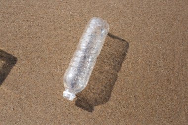 Plastik şişe sahilde