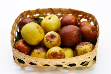 Beyaz arka plan üzerinde taze hünnap meyve