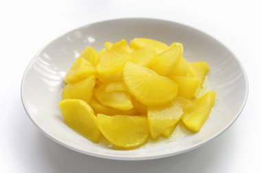 Japonya 'da Takuan ve Kore' de Danmuji olarak bilinen sarı turşulu tatlı ve tart dilimleri..