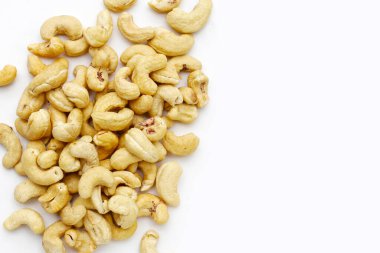 Beyaz arka planda kaju fıstığı.