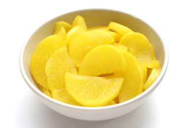 Japonya 'da Takuan ve Kore' de Danmuji olarak bilinen sarı turşulu tatlı ve tart dilimleri..