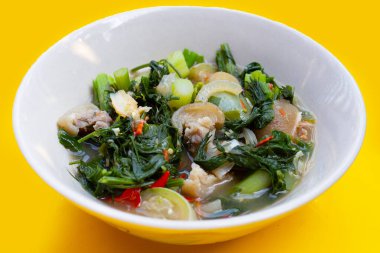 Domuz derisi ve sebzeli Tayland baharatlı çorba.