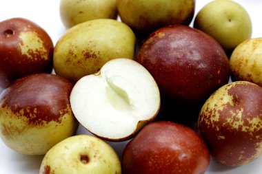 Beyaz arka plan üzerinde taze hünnap meyve