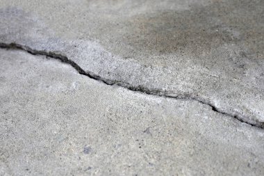 Ev yapımı sorunu. Çatlak beton zemin, kırık bina yapısı.