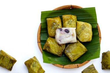 Muz yapraklarına sarılmış muz ve siyah fasulyeli haşlanmış pirinç.