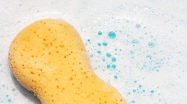 Mavi zemin üzerinde kabarcıklar olan sarı sünger