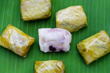 Muz yapraklarına sarılmış muz ve siyah fasulyeli haşlanmış pirinç.