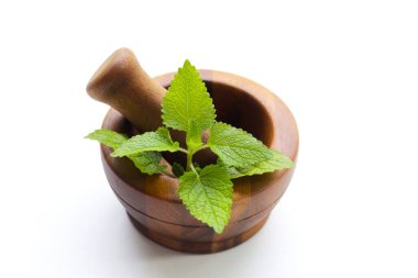 Beyaz zemin üzerinde taze limon merhemi ve tokmak.