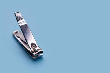 Mavi arkaplanda tırnak makasları.