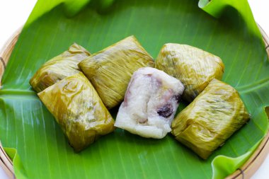 Muz yapraklarına sarılmış muz ve siyah fasulyeli haşlanmış pirinç.