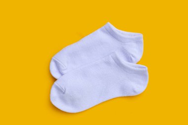 Sarı arka planda beyaz çoraplar.