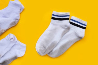 Sarı arka planda beyaz çoraplar.