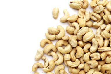 Beyaz arka planda kaju fıstığı.