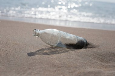 Kumsalda cam şişe