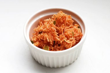 tatlı ve ekşi kızarmış noodle