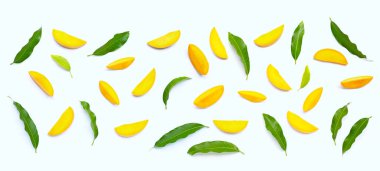 Tropik meyve, beyaz arka planda mango. Üst görünüm