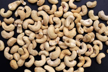 Koyu arkaplanda kaju fıstığı.