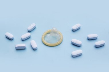 Prezervatif ve prezervatif (PrEP) HIV kapılmasını önlemek için alınan bir ilaçtır.