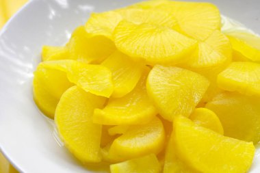 Japonya 'da Takuan ve Kore' de Danmuji olarak bilinen sarı turşulu tatlı ve tart dilimleri..