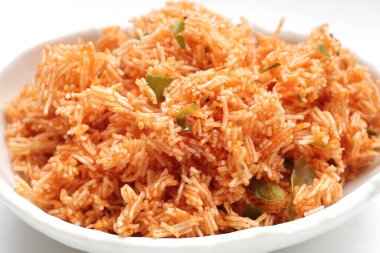 tatlı ve ekşi kızarmış noodle