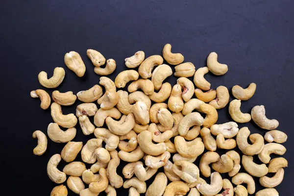 Koyu arkaplanda kaju fıstığı.