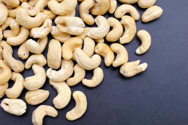 Koyu arkaplanda kaju fıstığı.