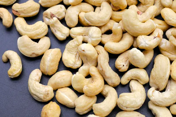 Koyu arkaplanda kaju fıstığı.