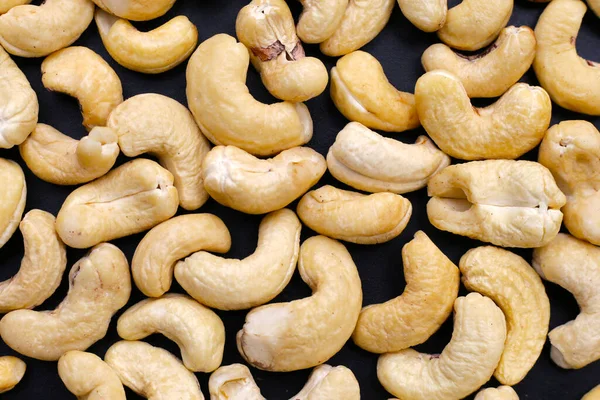 Koyu arkaplanda kaju fıstığı.