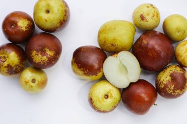 Beyaz arka plan üzerinde taze hünnap meyve