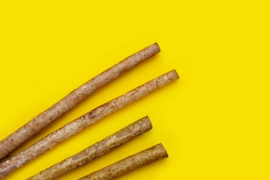 Sarı arkaplanda Burdock Kökü (Gobo).