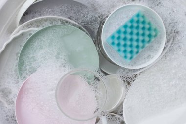 Bulaşık, kase, su ve bulaşık deterjanı. Mutfak işleri.