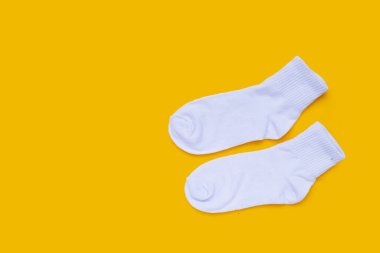 Sarı arka planda beyaz çoraplar.
