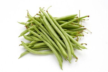 Beyaz arka planda taze fasulye.
