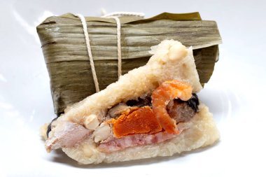 Beyaz arkaplanda Çin pirinç köftesi (zongzi).
