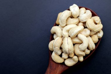 Koyu arkaplanda kaju fıstığı.