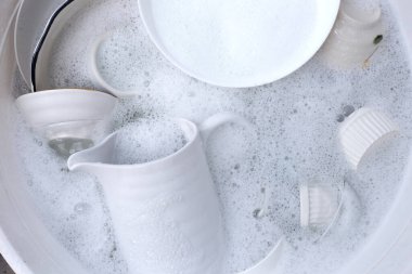 Bulaşık, kase, su ve bulaşık deterjanı. Mutfak işleri.