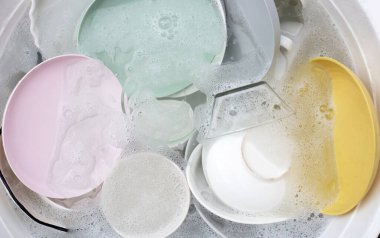 Bulaşık, kase, su ve bulaşık deterjanı. Mutfak işleri.