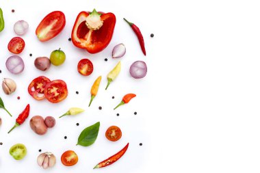 Çeşitli taze sebze ve otlar beyaz arka plan üzerinde.