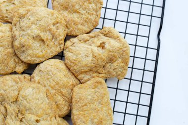 Beyaz arkaplanda soğutma rafında desenli soya proteini.