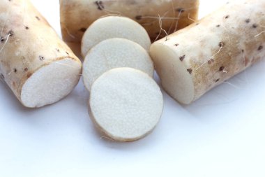 Beyaz arkaplanda taze nagaimo.