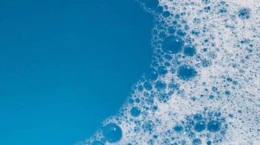 Deterjan köpüklü su. Mavi arkaplan, sabun suyu