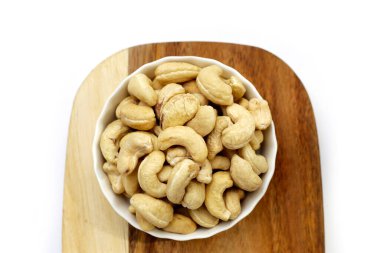 Beyaz arka planda kaju fıstığı.