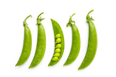 Beyaz arkaplanda taze taze taze bezelyeler.