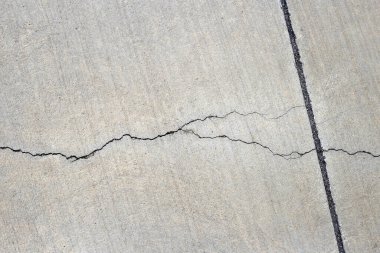 Çatlak beton geçit dokusu arkaplanı.