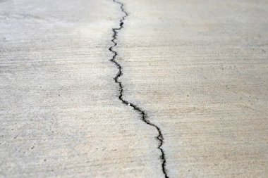 Çatlak beton geçit dokusu arkaplanı.