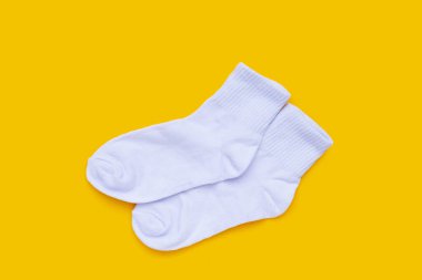 Sarı arka planda beyaz çoraplar.