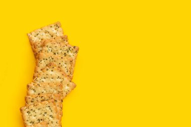 Sarı arka planda yosun krakerleri.