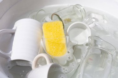 Kullanılmış bardak ve bardakları yıkamak.