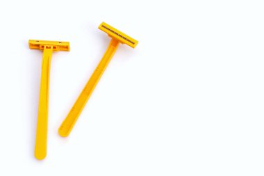 Beyaz arkaplanda erkek jiletleri.